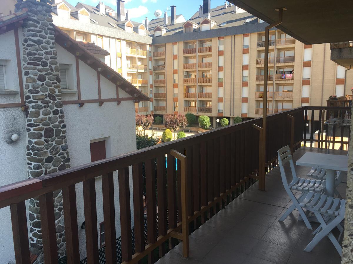 Apartamentos Turisticos Sol Y Nieve Jaca Exterior photo